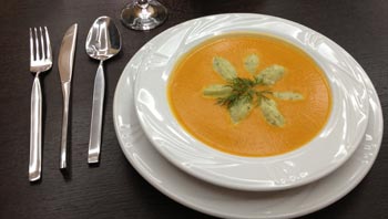 Суп овощной с сырными клецками на столы ресторана